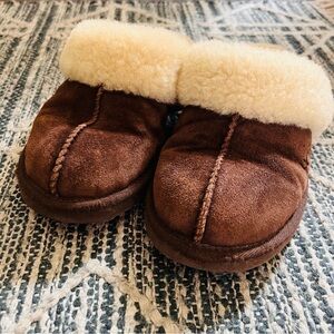UGG Slippers in Chocolate